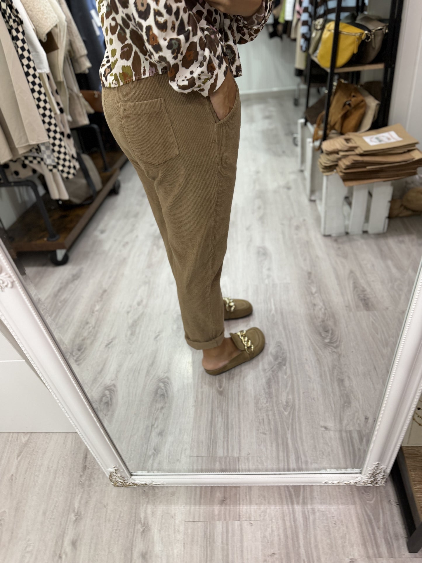 Pantalón Barrel pana camel