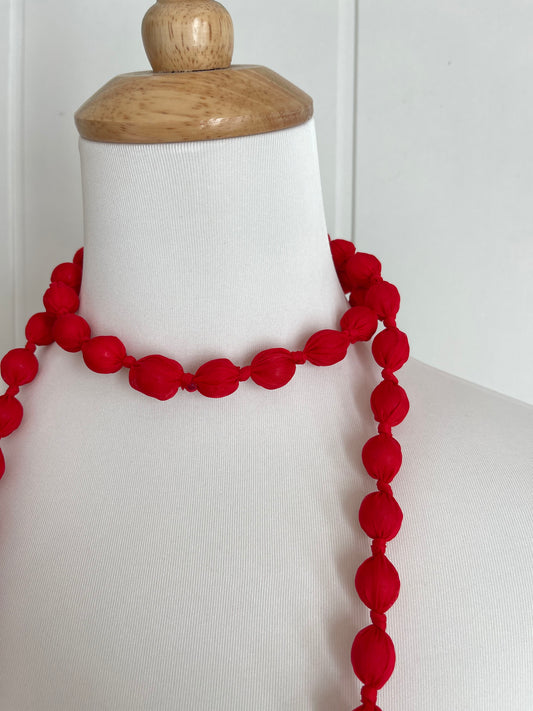 Maxi collar bolas seda rojo