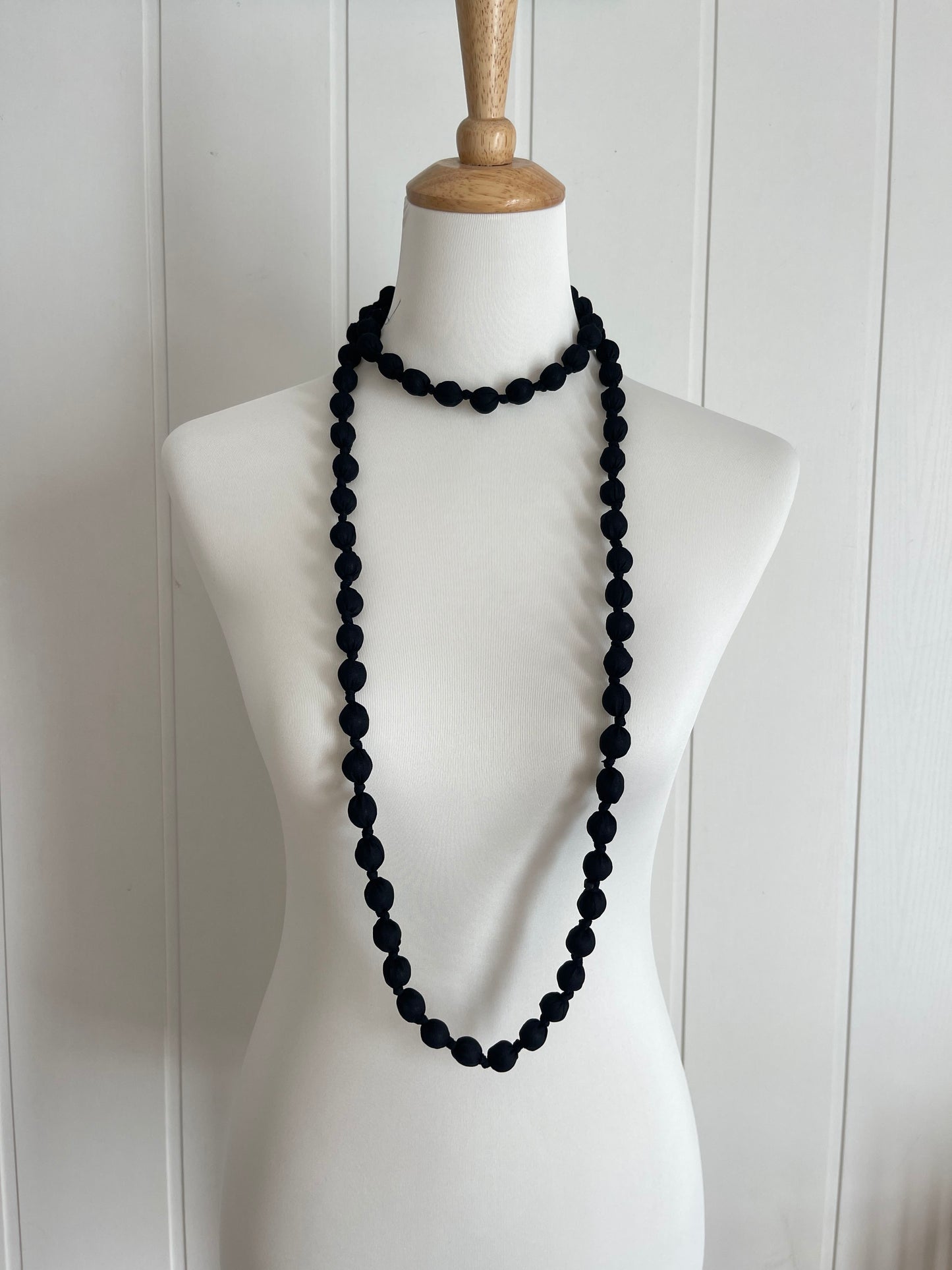 Maxi collar bolas seda negro
