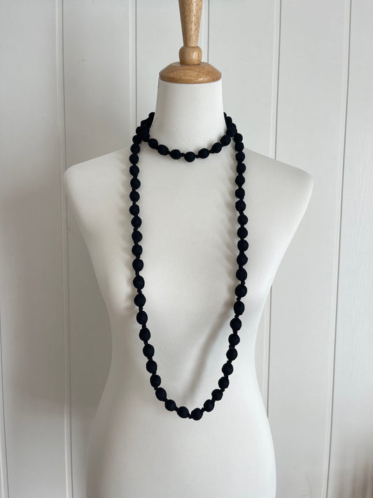 Maxi collar bolas seda negro