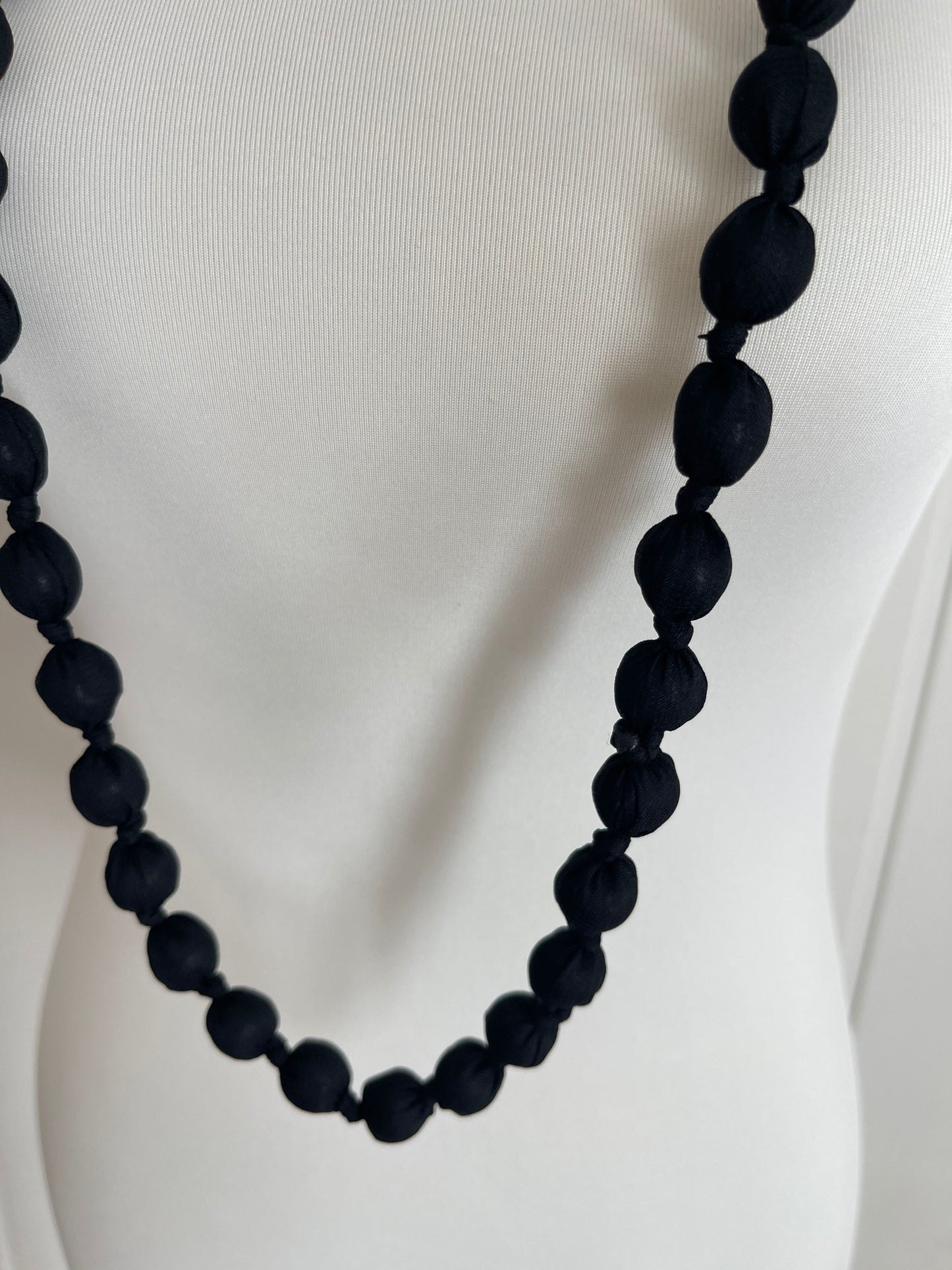 Maxi collar bolas seda negro
