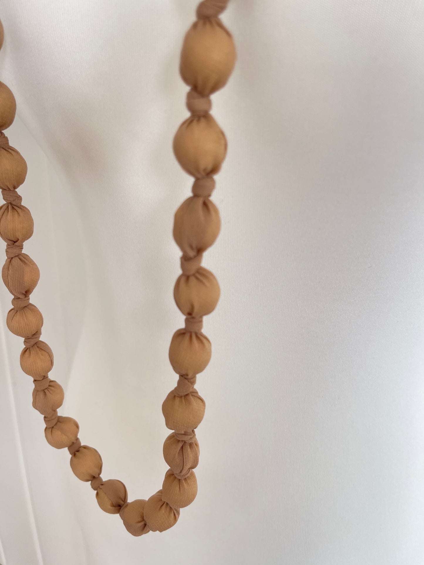 Maxi collar bolas seda camel