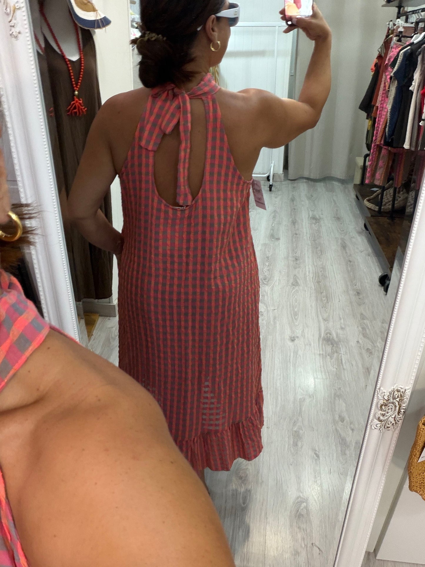 Vestido Cuello halter vichy fluor taupe y coral