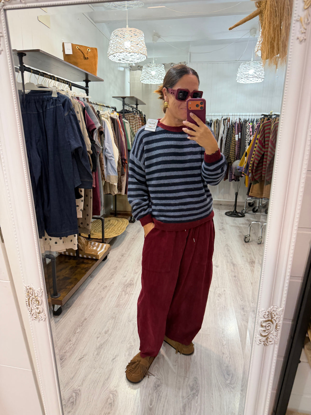 Jersei Nantes contrastes marino, jeans y burdeos