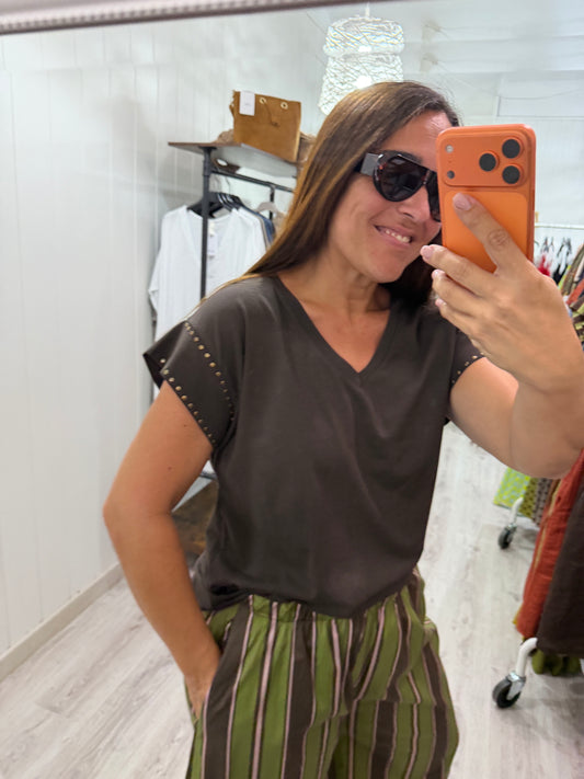 Camiseta Tachas pico chocolate