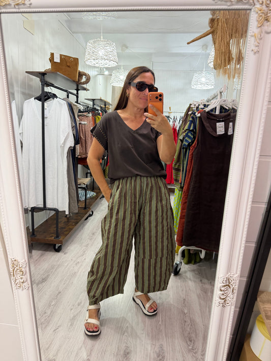 Pantalón Corfú doble raya chocolate, verde y amarillo