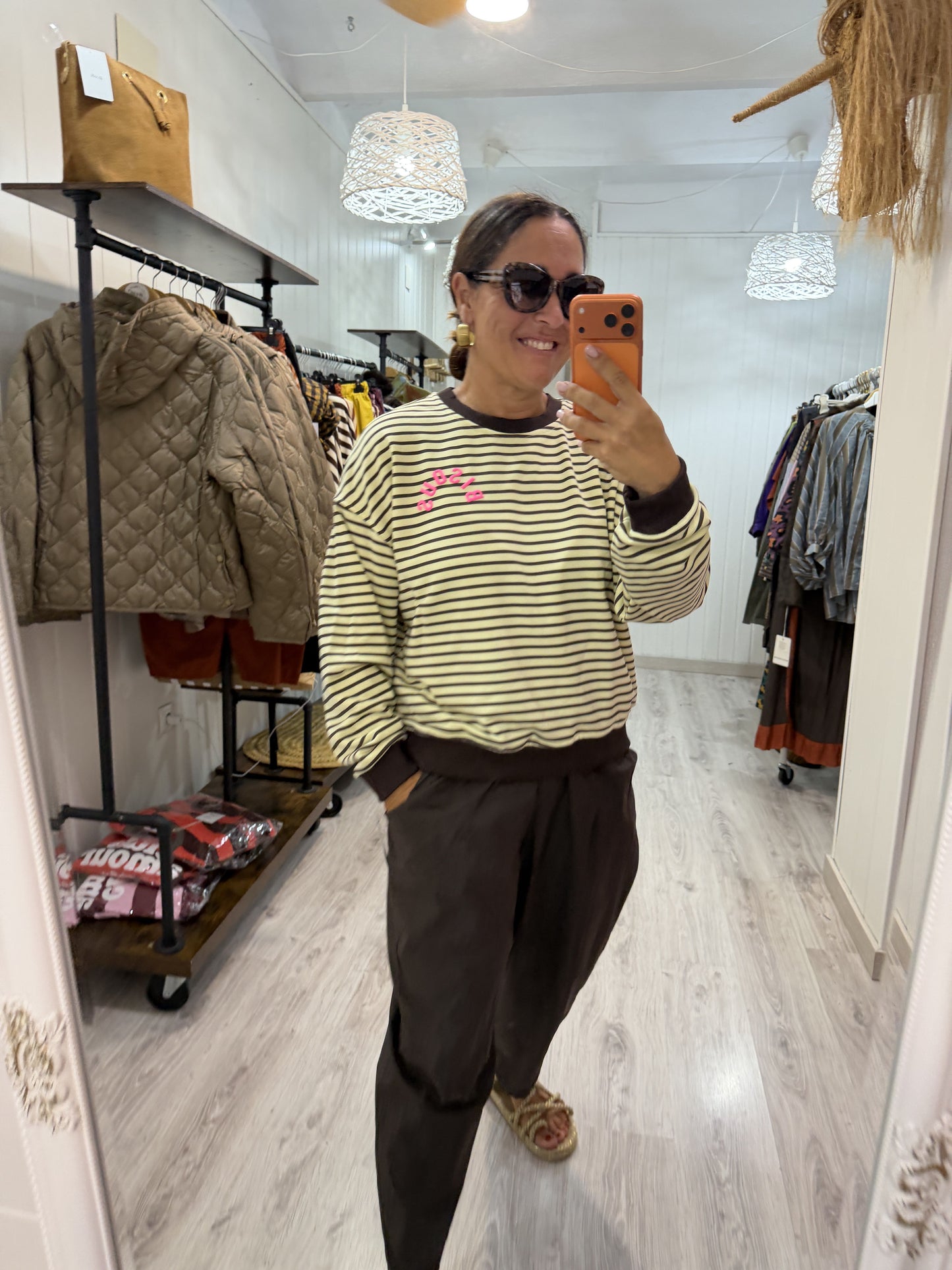 Sudadera Bisous amarillo y marrón