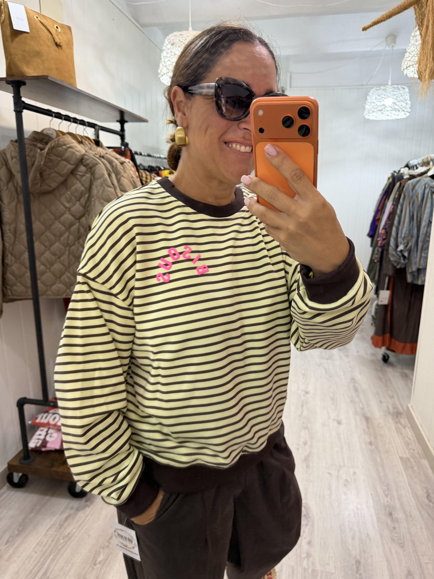 Sudadera Bisous amarillo y marrón