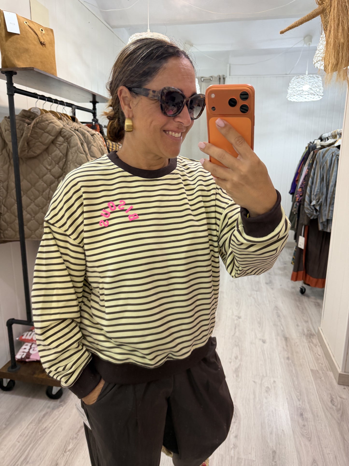 Sudadera Bisous amarillo y marrón