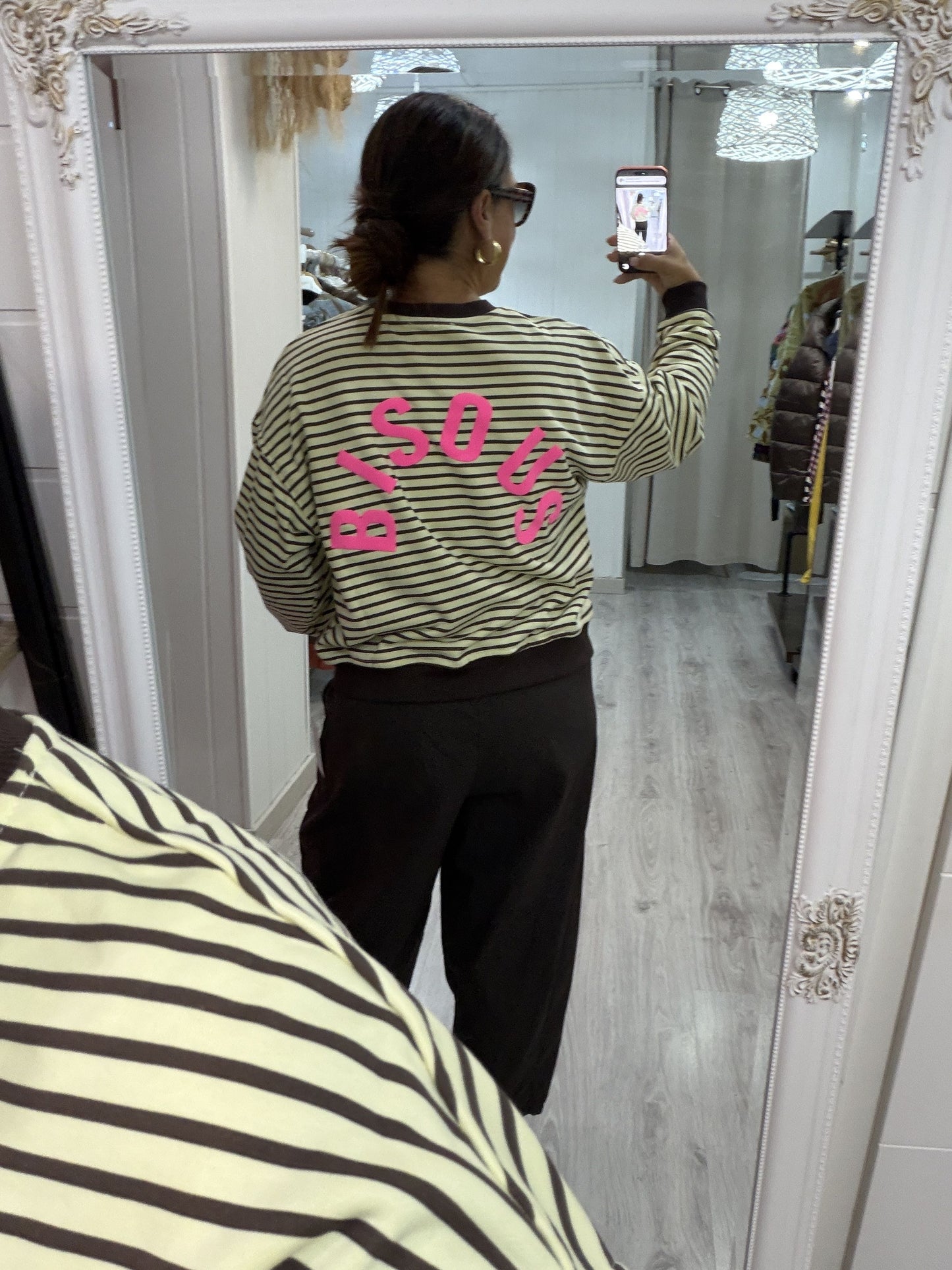 Sudadera Bisous amarillo y marrón