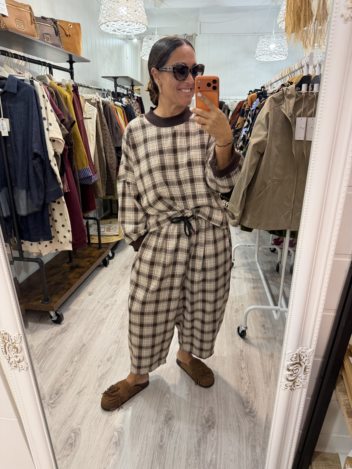 Conjunto Aiko tartan chocolate, beige y burdeos