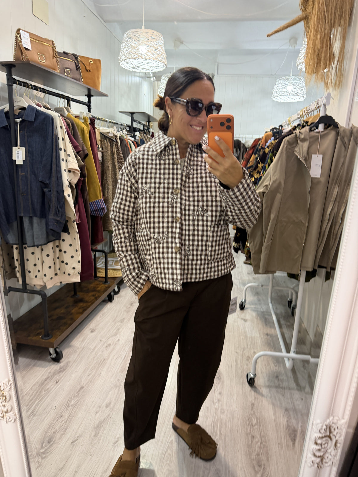 Chaqueta Vichy y flores chocolate