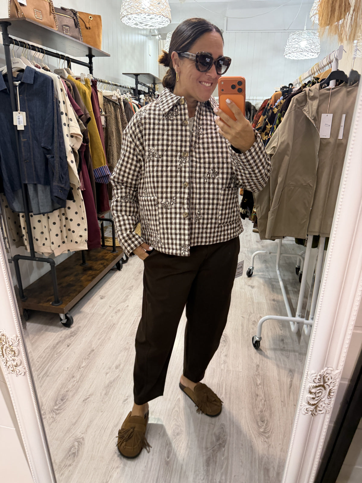 Chaqueta Vichy y flores chocolate