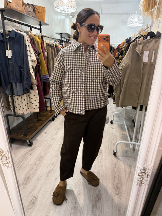 Chaqueta Vichy y flores chocolate