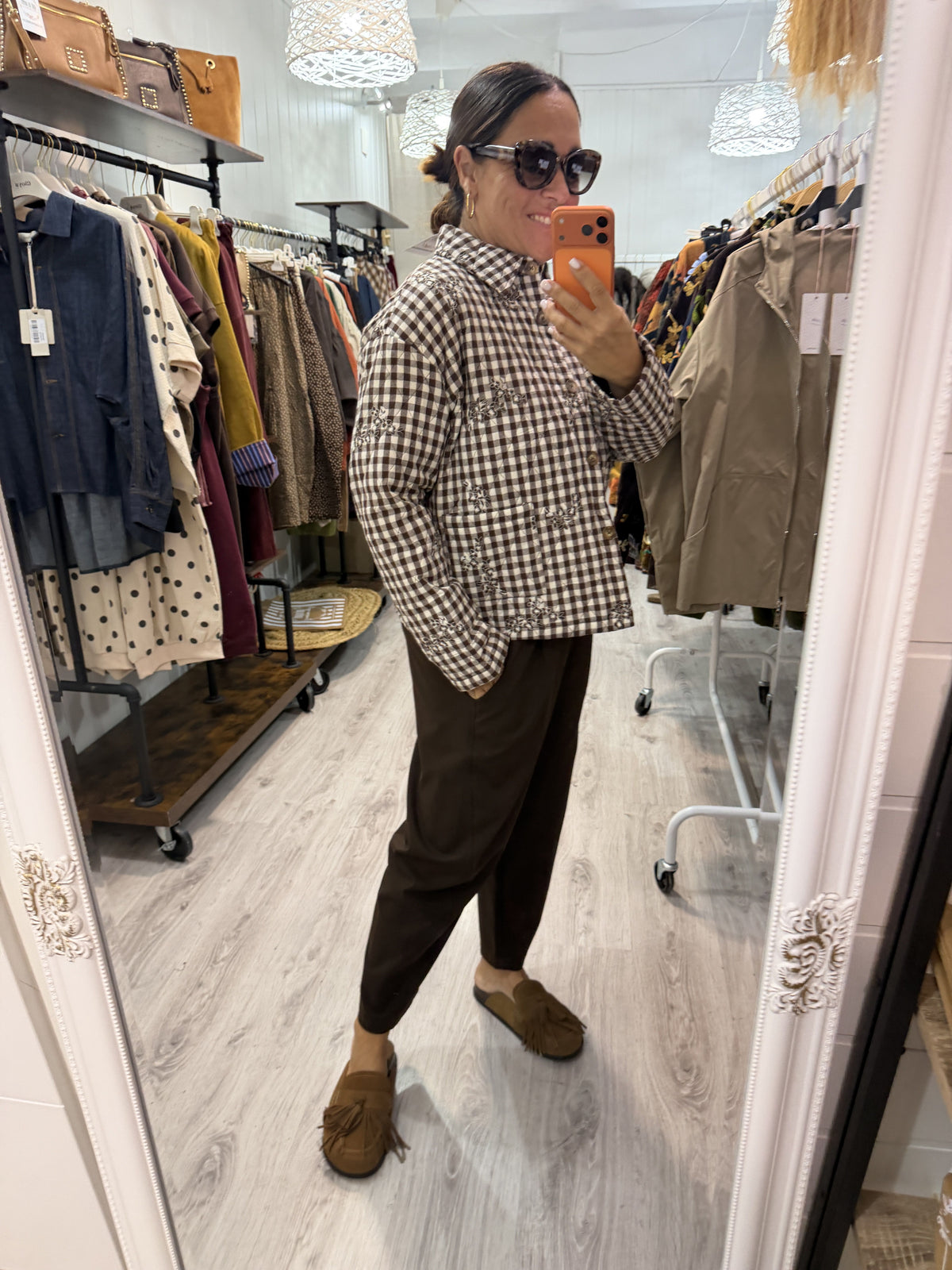 Chaqueta Vichy y flores chocolate