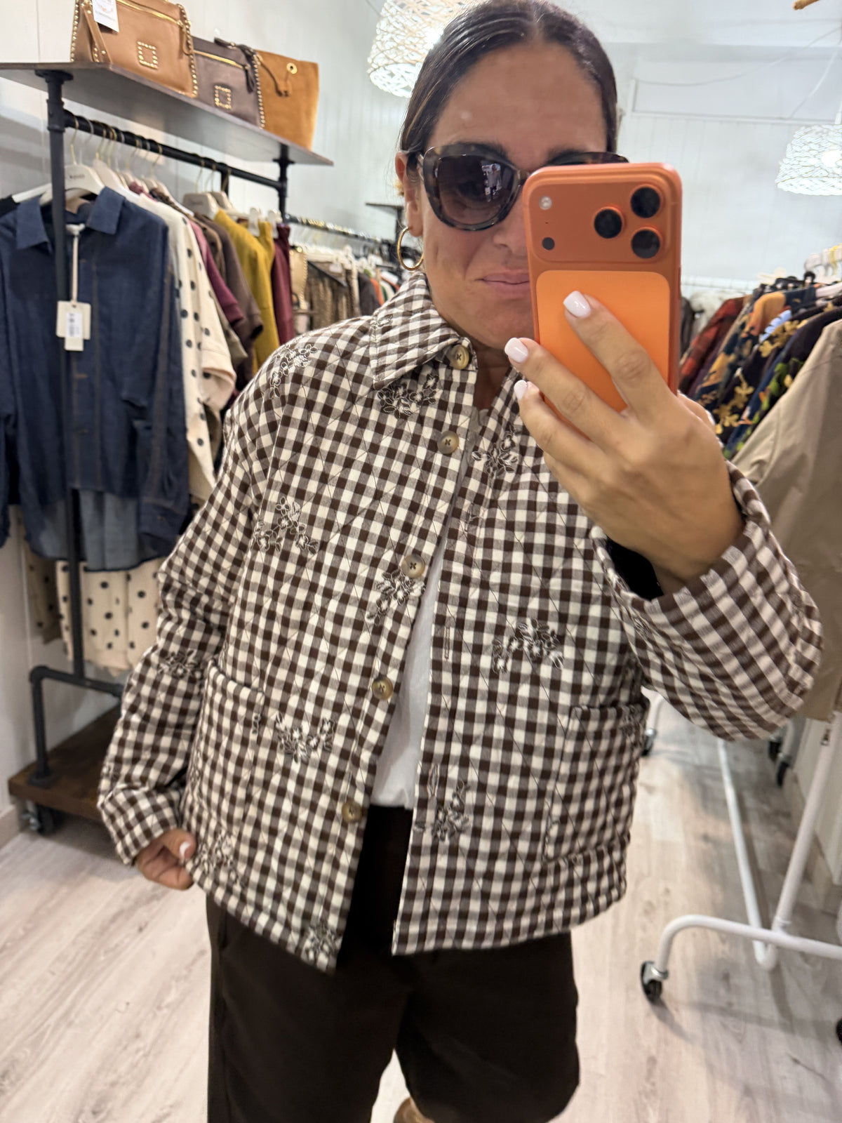 Chaqueta Vichy y flores chocolate