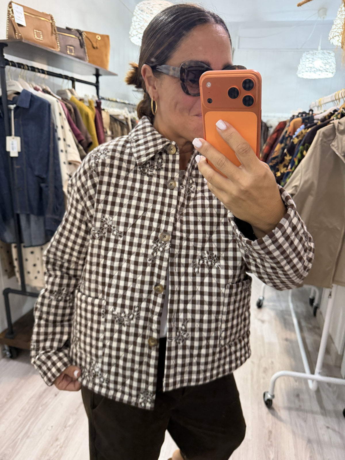 Chaqueta Vichy y flores chocolate