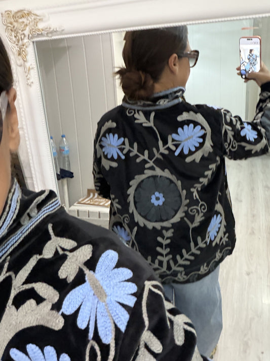 Chaqueta Suzani terciopelo bordada marengo y cielo