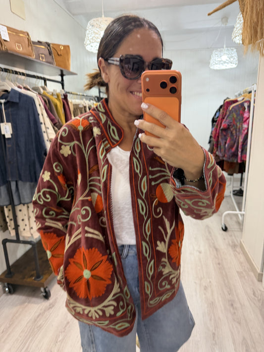 Chaqueta Suzani terciopelo bordada burdeos y teja