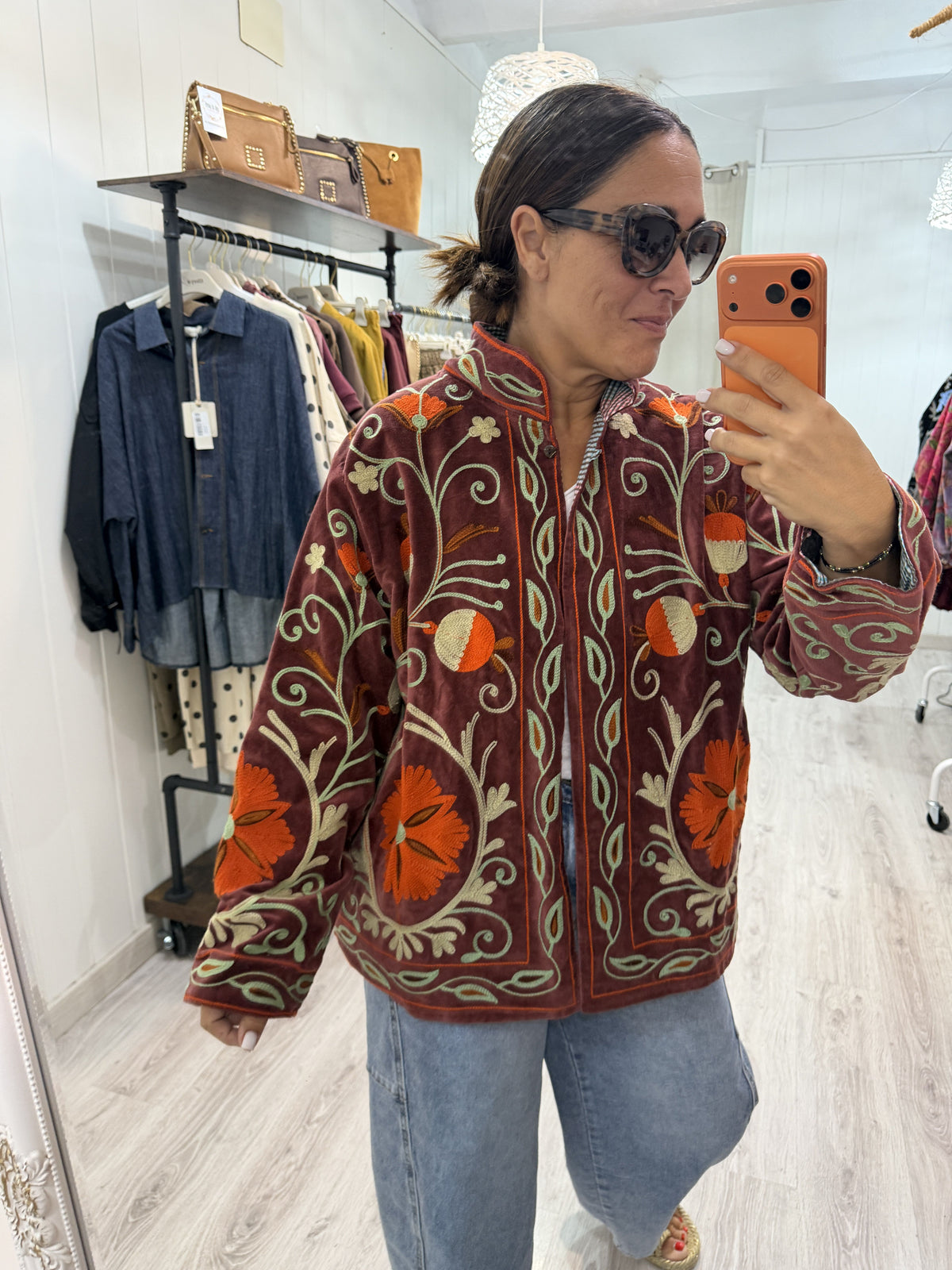 Chaqueta Suzani terciopelo bordada burdeos y teja
