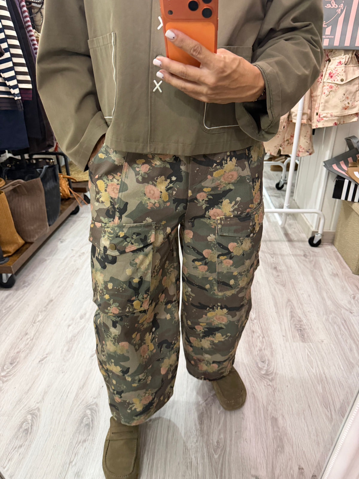 Pantalón cargo camuflaje floral