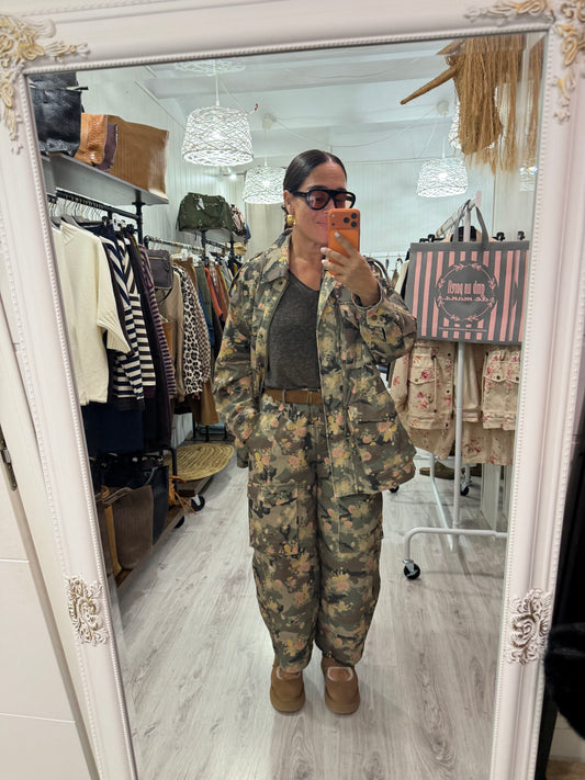Pantalón cargo camuflaje floral
