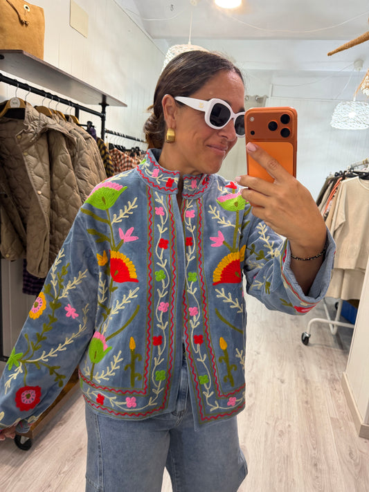 Chaqueta Suzani terciopelo azul jeans, fucsia, verde, amarillo y rojo