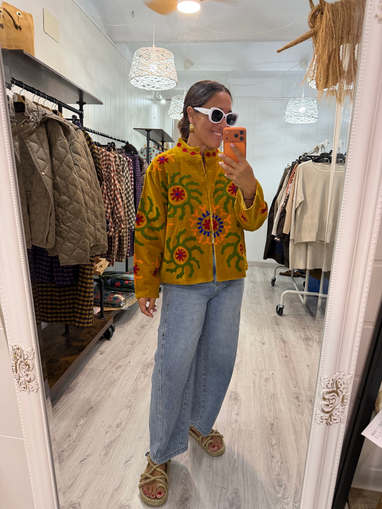 Chaqueta Suzani terciopelo mostaza soles
