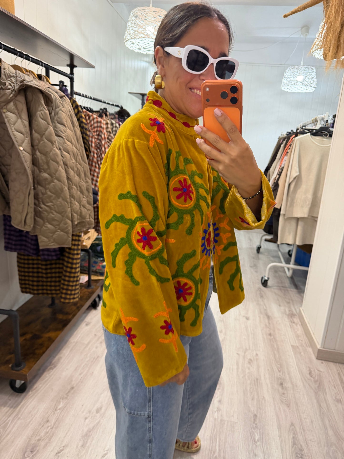 Chaqueta Suzani terciopelo mostaza soles