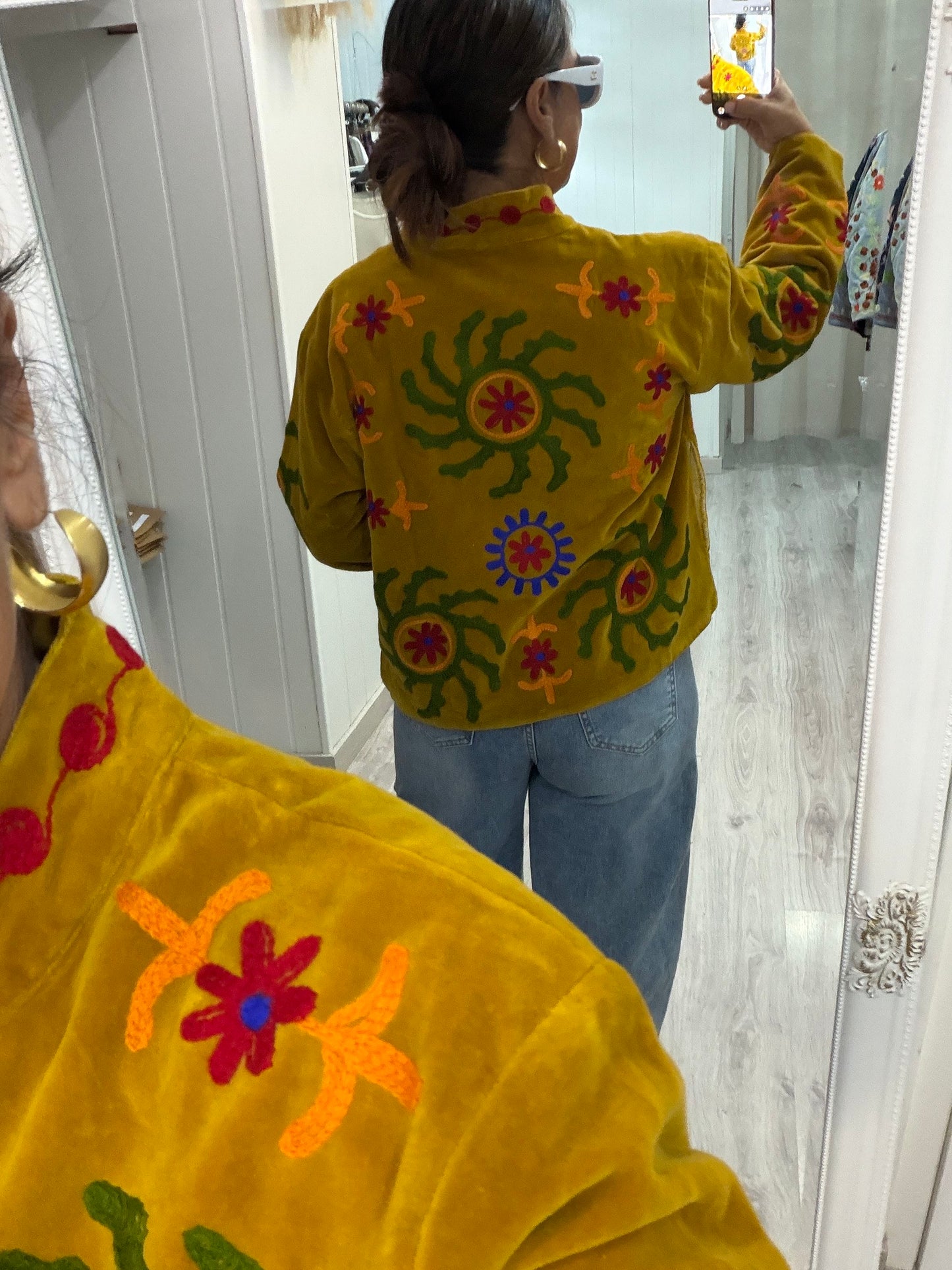 Chaqueta Suzani terciopelo mostaza soles