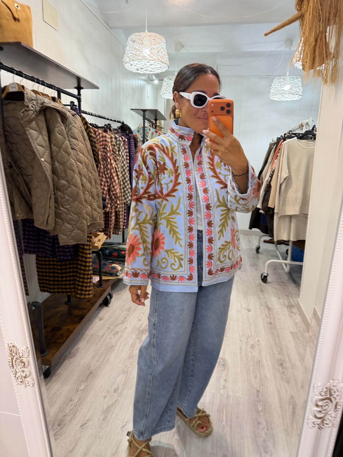 Chaqueta Suzani terciopelo azul cielo, rosa, verde y salmón
