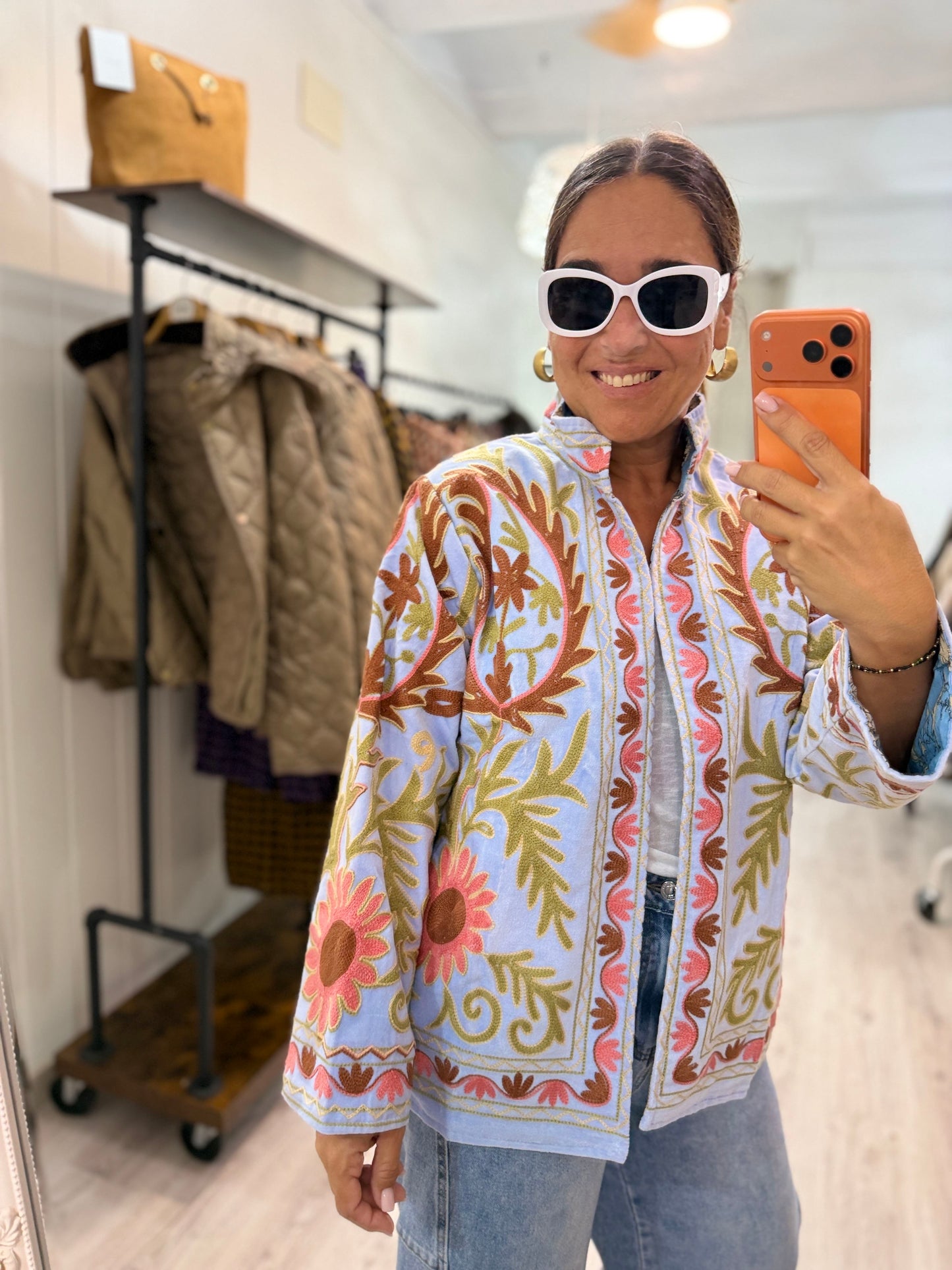Chaqueta Suzani terciopelo azul cielo, rosa, verde y salmón