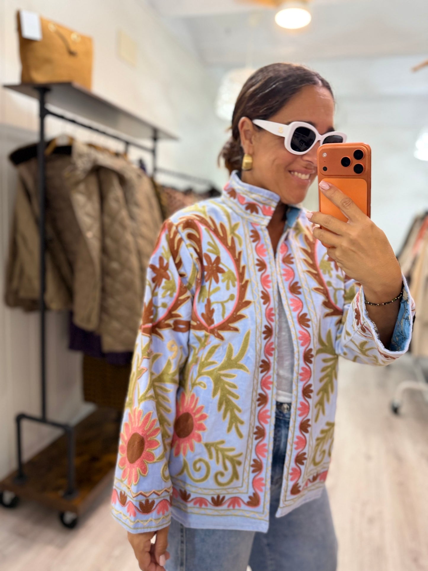 Chaqueta Suzani terciopelo azul cielo, rosa, verde y salmón