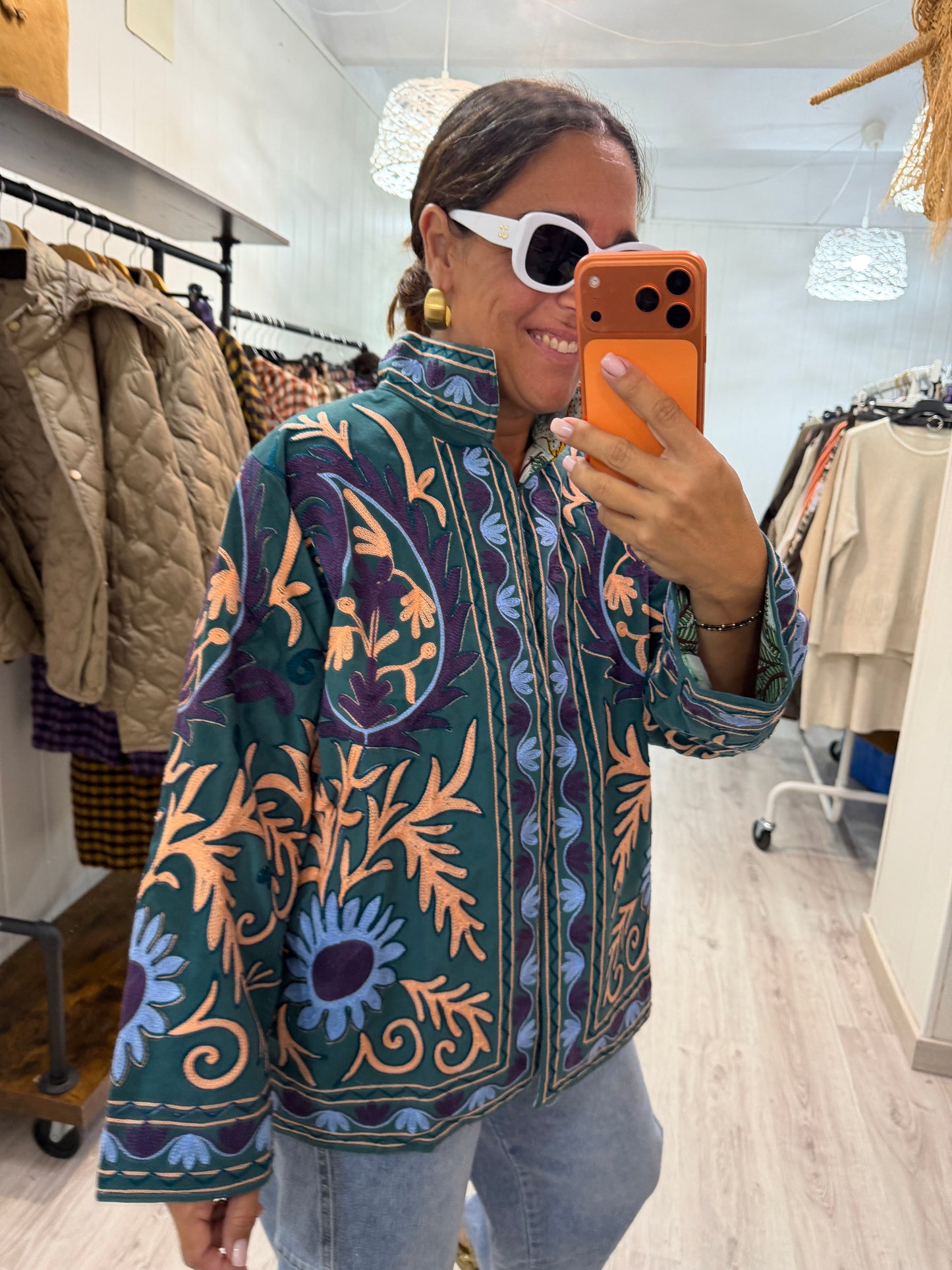 Chaqueta Suzani terciopelo petróleo, lila, salmón y celeste