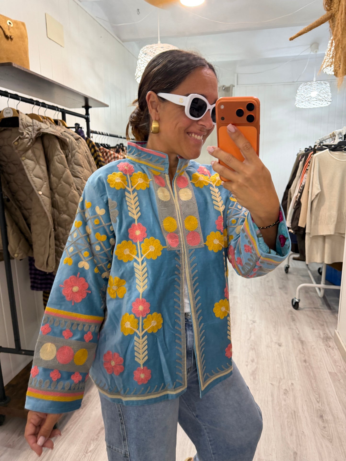 Chaqueta Suzani terciopelo azul cielo, rosa y mostaza