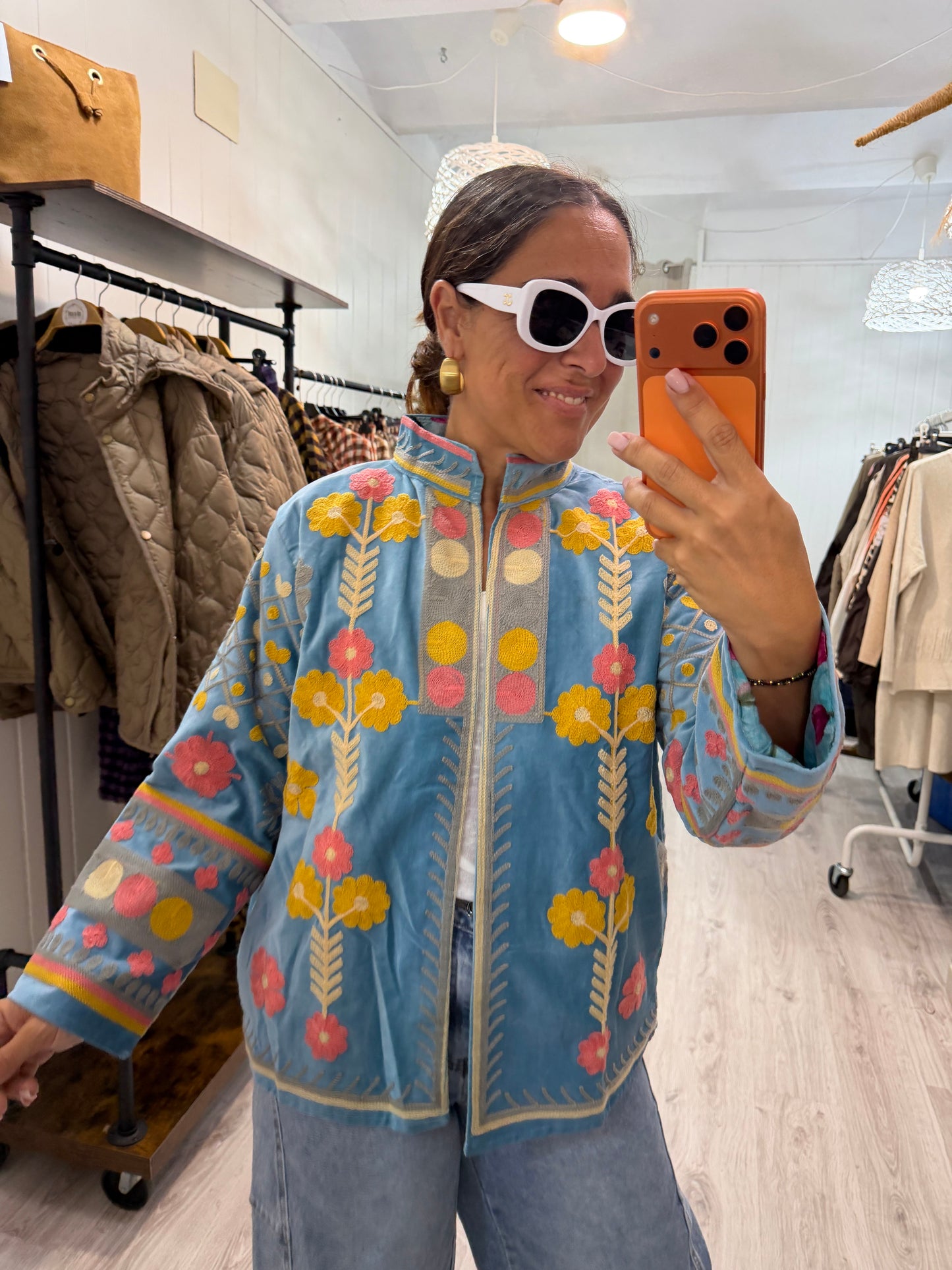 Chaqueta Suzani terciopelo azul cielo, rosa y mostaza