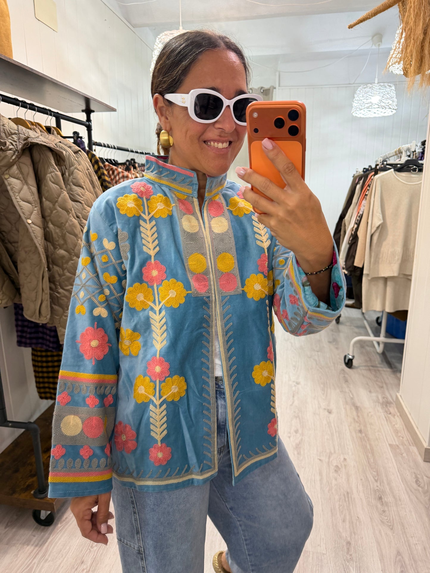 Chaqueta Suzani terciopelo azul cielo, rosa y mostaza