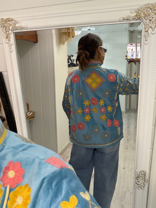 Chaqueta Suzani terciopelo azul cielo, rosa y mostaza