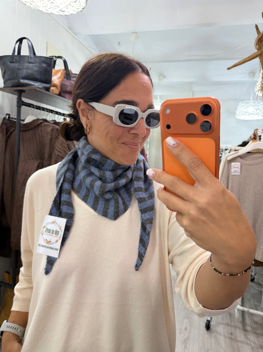 Bandana Donosti punto suave gris y jeans