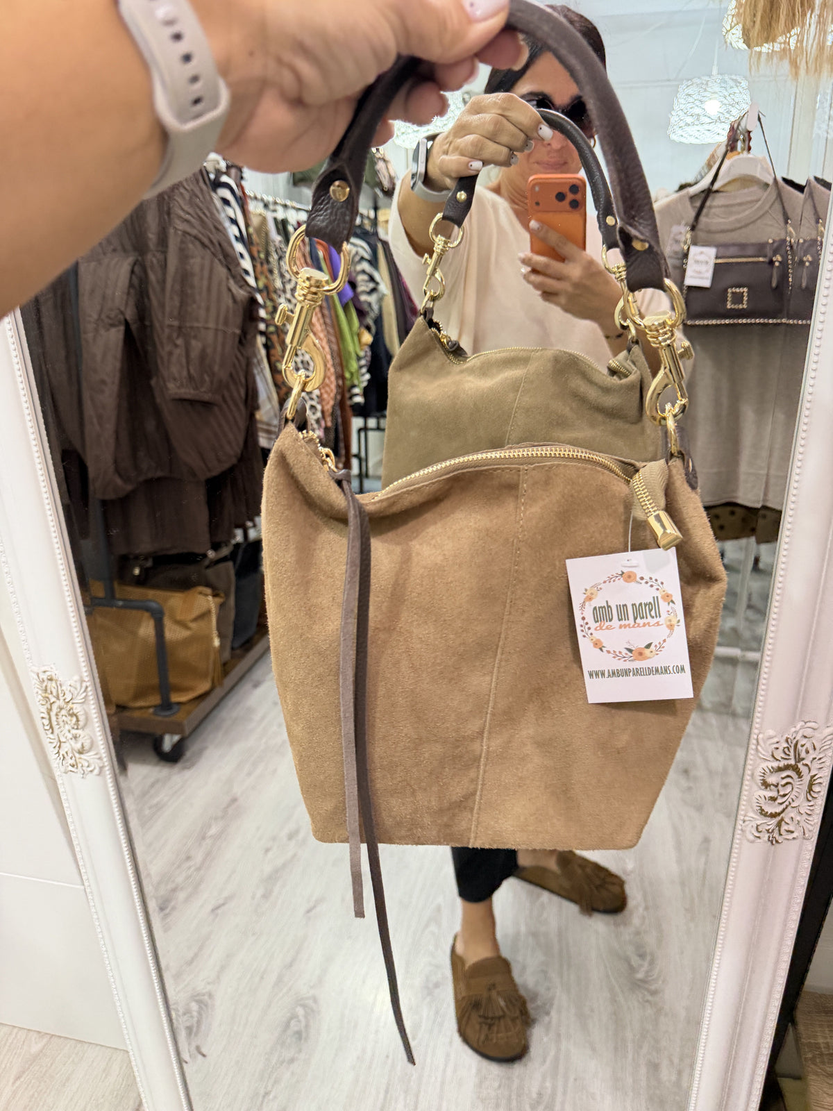 Bolso Fleco cuero y ante beige · incluye asa bandolera