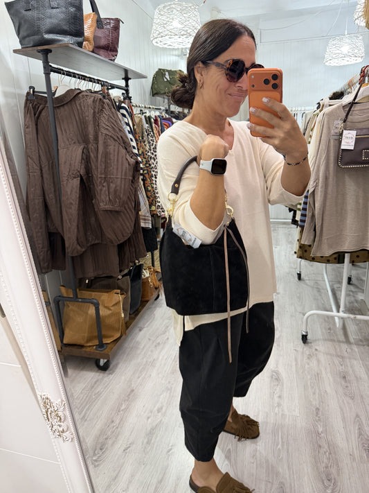 Bolso Fleco cuero y ante negro · incluye asa bandolera