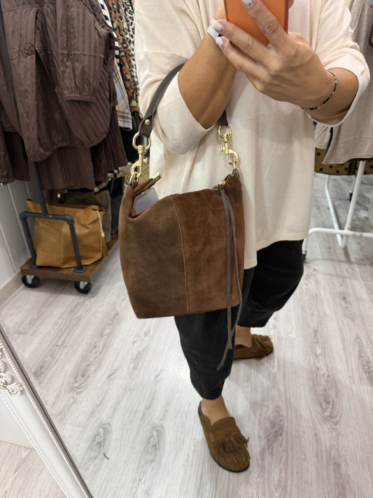 Bolso Fleco cuero y ante camel · incluye asa bandolera