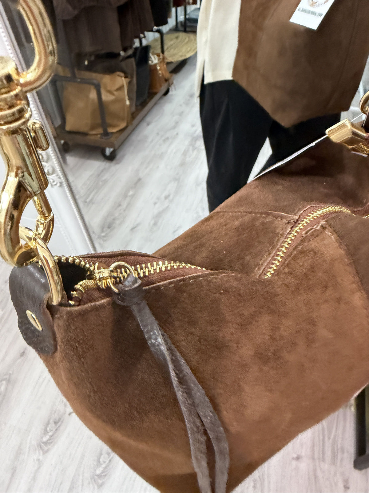 Bolso Fleco cuero y ante camel · incluye asa bandolera