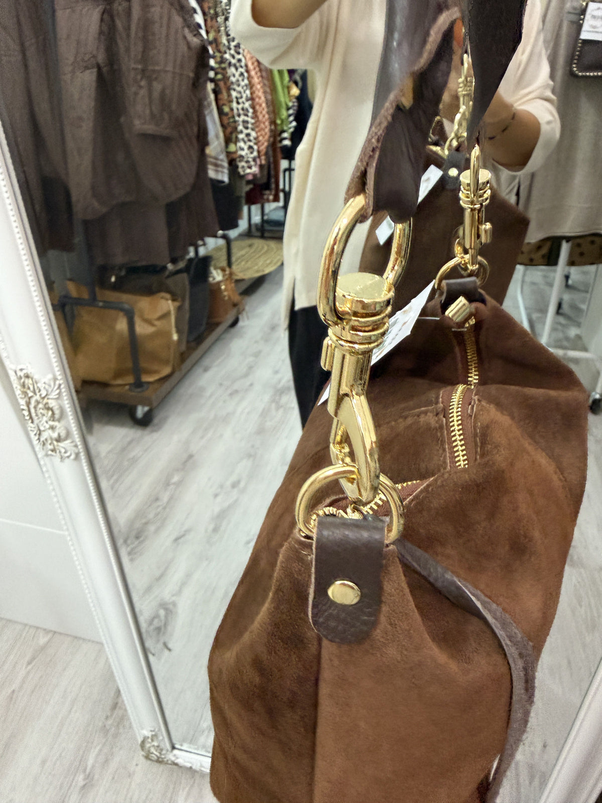 Bolso Fleco cuero y ante camel · incluye asa bandolera