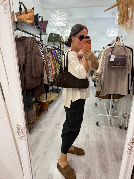 Bolso Baguette chocolate · Incluye asa bandolera