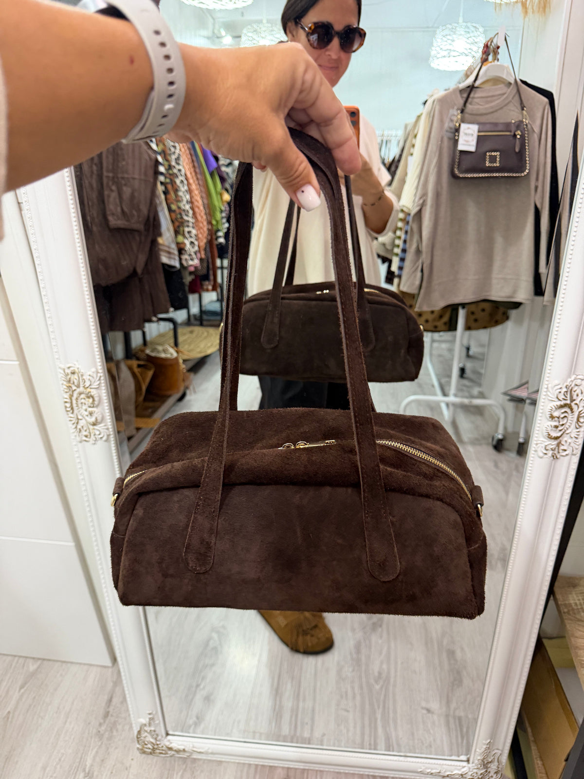 Bolso Baguette chocolate · Incluye asa bandolera