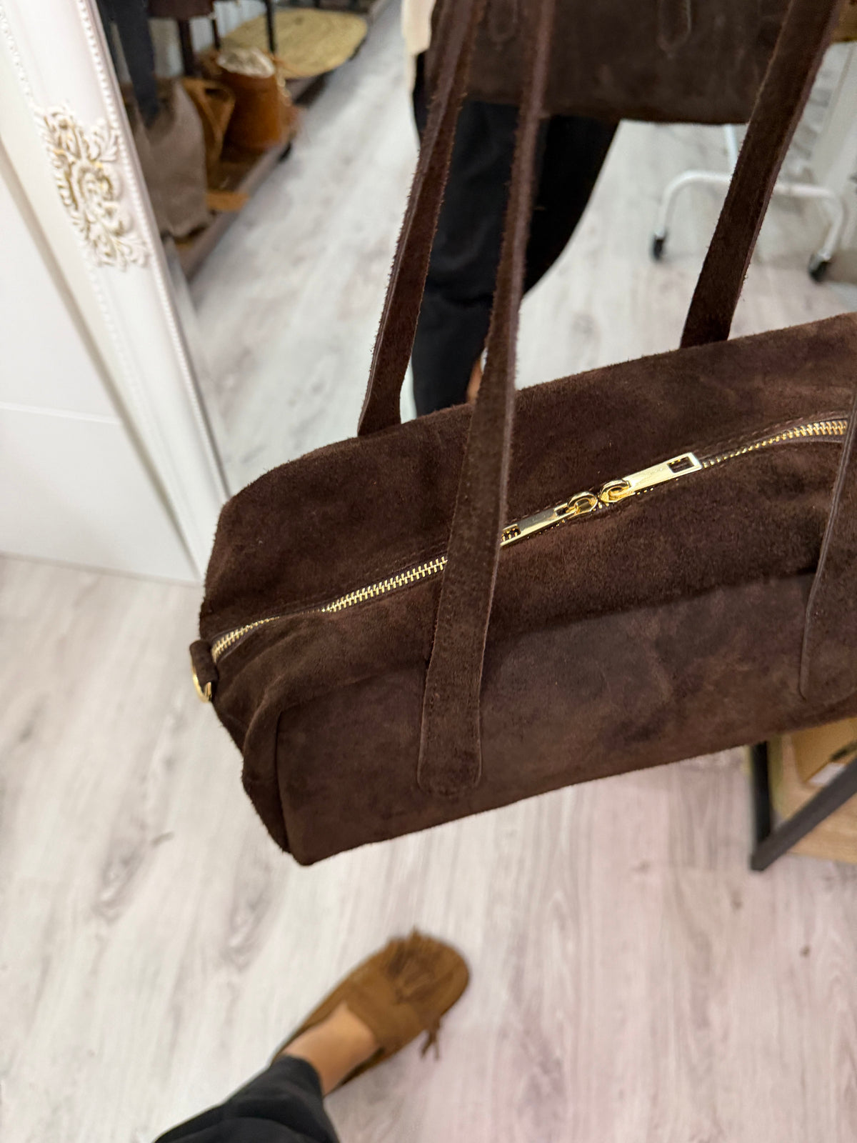 Bolso Baguette chocolate · Incluye asa bandolera