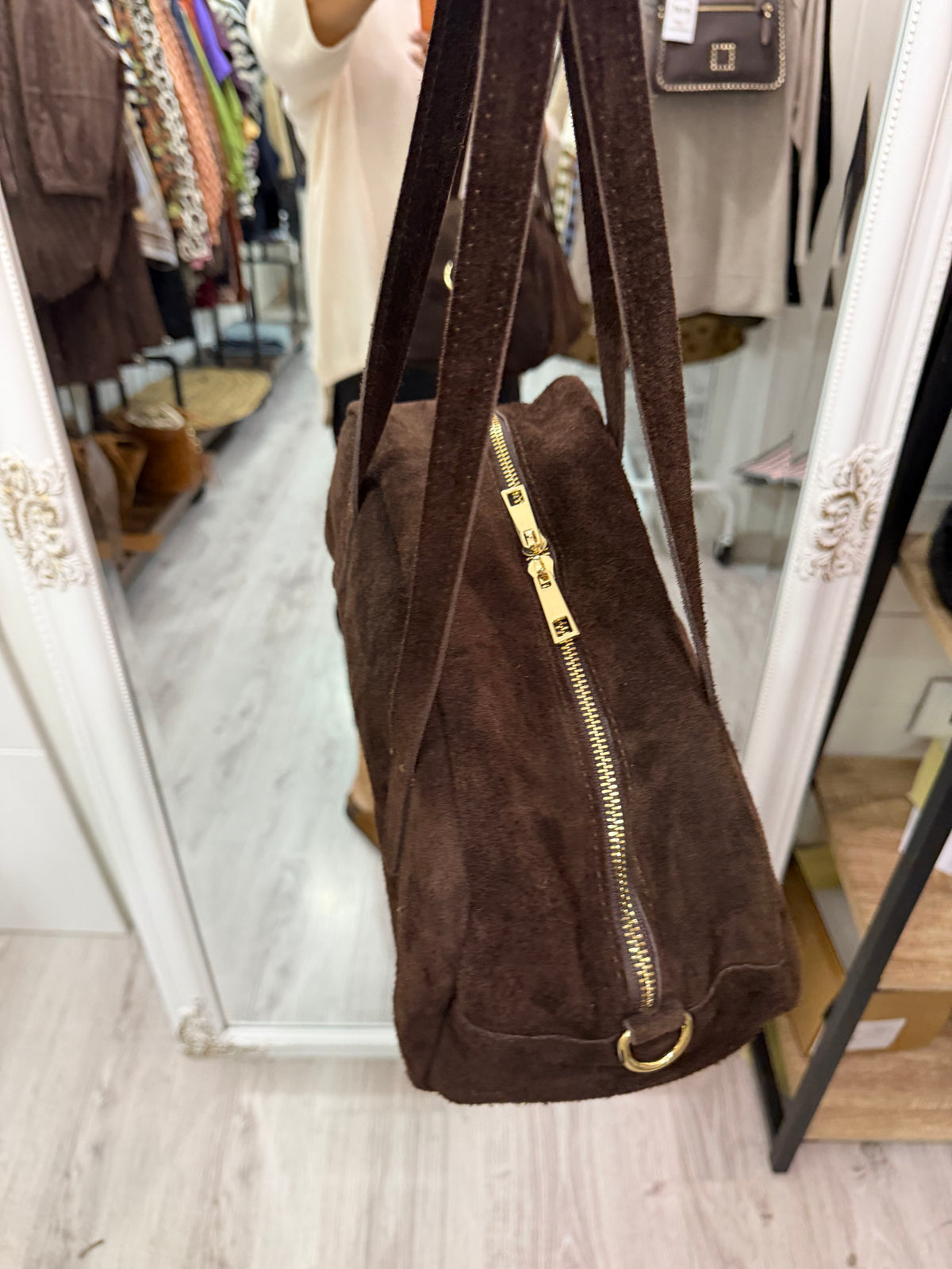 Bolso Baguette chocolate · Incluye asa bandolera