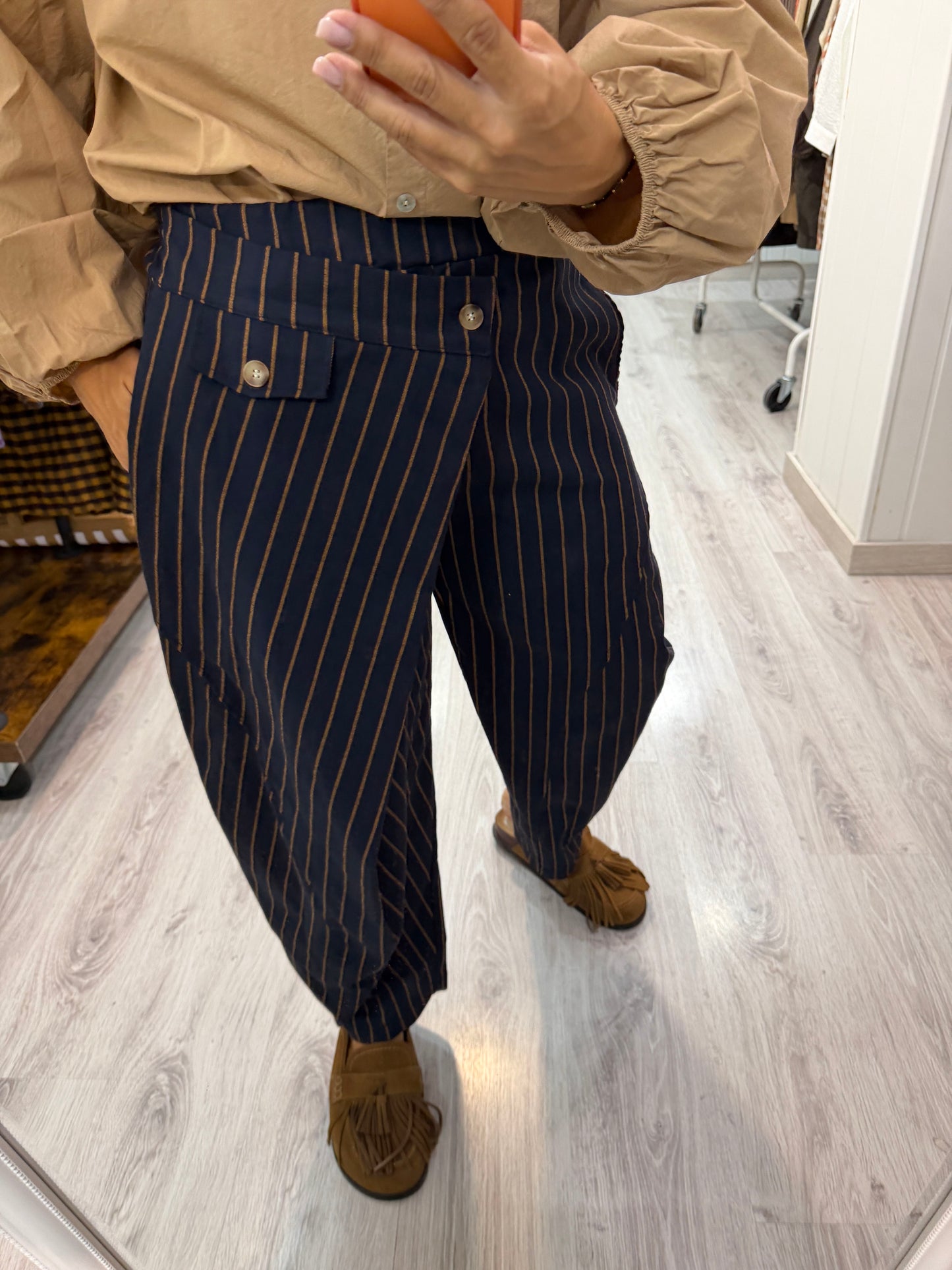 Pantalón Kukoi rayas marino y camel