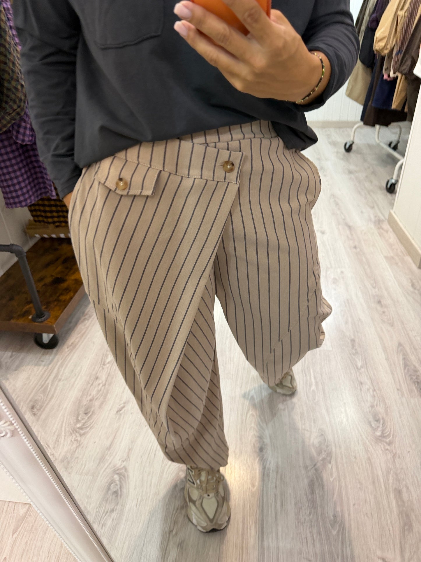Pantalón Kukoi rayas beige y gris